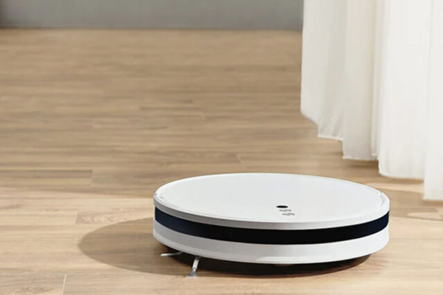 Robotski usisivač- tehnološki gedžeti, bele boje usisava pod.